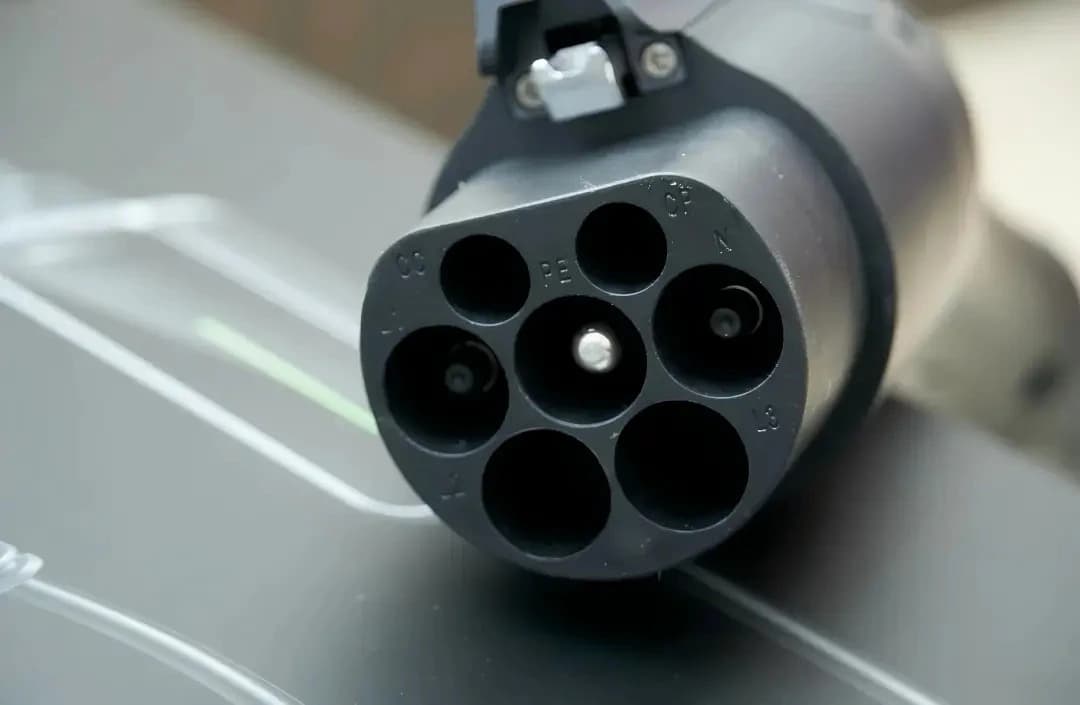 EV charging connector made with halogen-free flame retardant PA66+25%GF