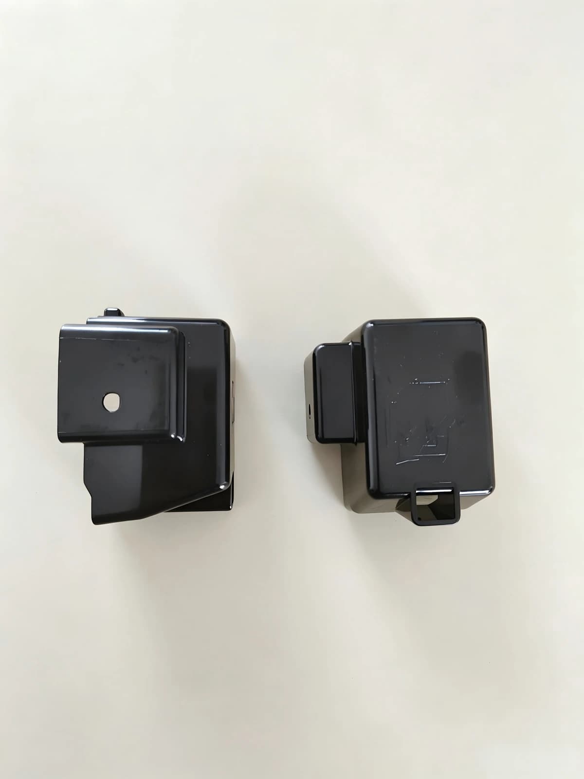 Refrigerator compressor housing made with halogen-free flame retardant PC